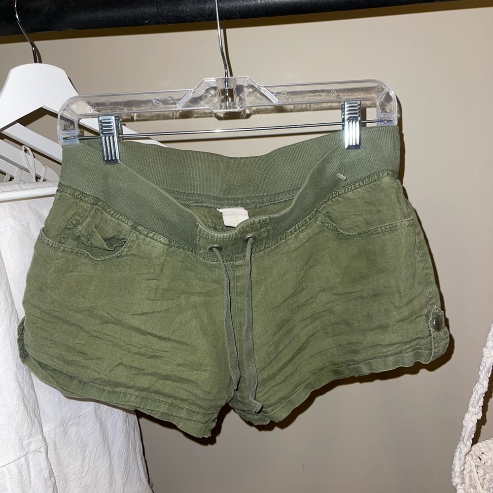 Comfy green cargo style shorts